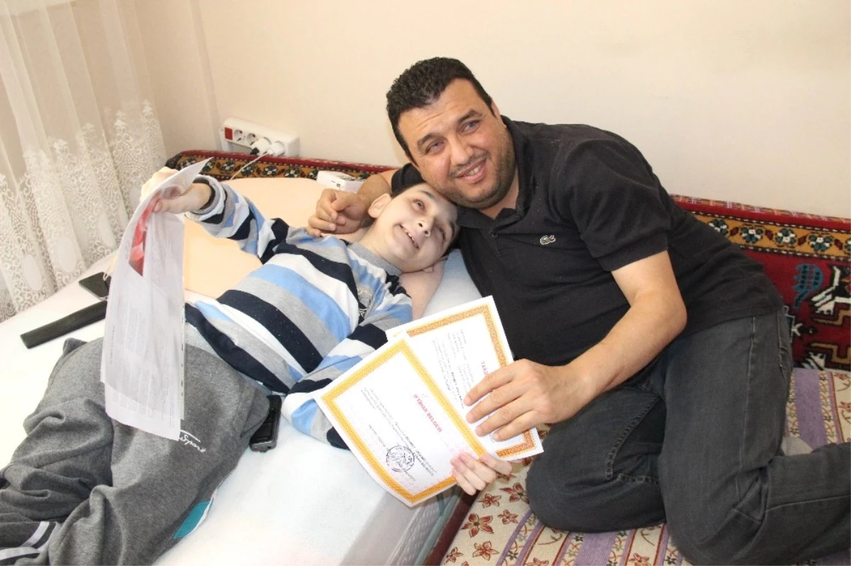 Cam Kemik Hastası Mehmet\'in Karne Sevinci