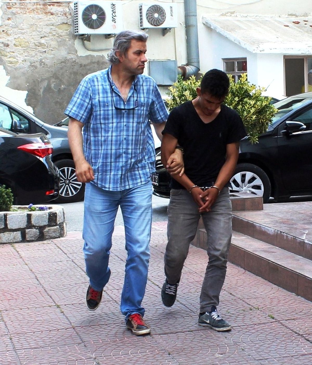 Çanakkale\'de 4 Evi ve 2 İş Yerini Soyan Hırsız Tutuklandı