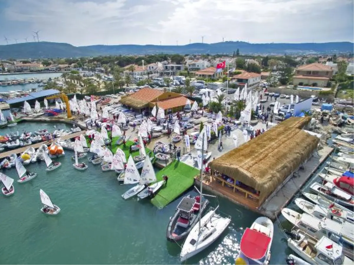 Çeşme\'de Yelkene Arkas Destegi