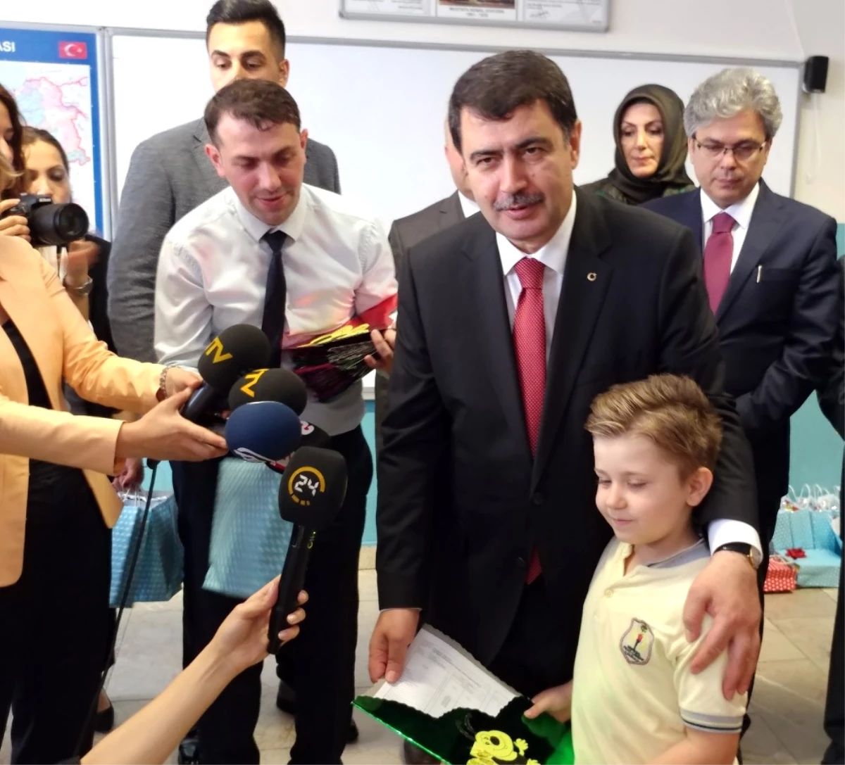 Çocuklar Karnelerini İstanbul Valisi Vasip Şahin\'in Elinden Aldı
