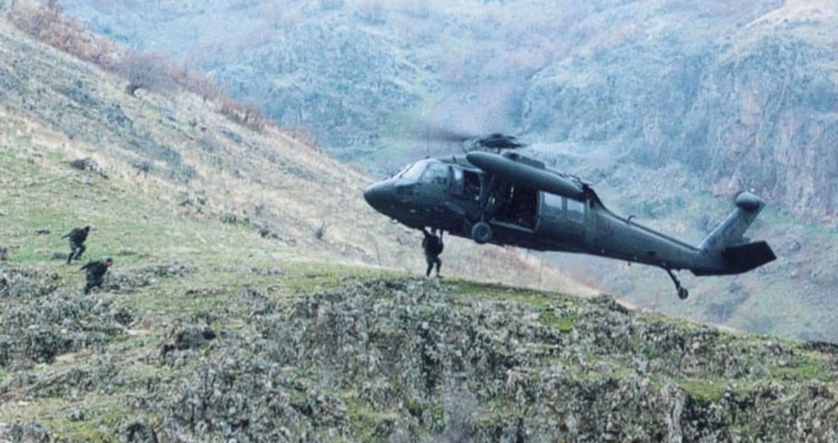 Çukurca\'da Teröristlerin Roketli Saldırısında İsabet Alan Helikopter Zorunlu İniş Yaptı (3)
