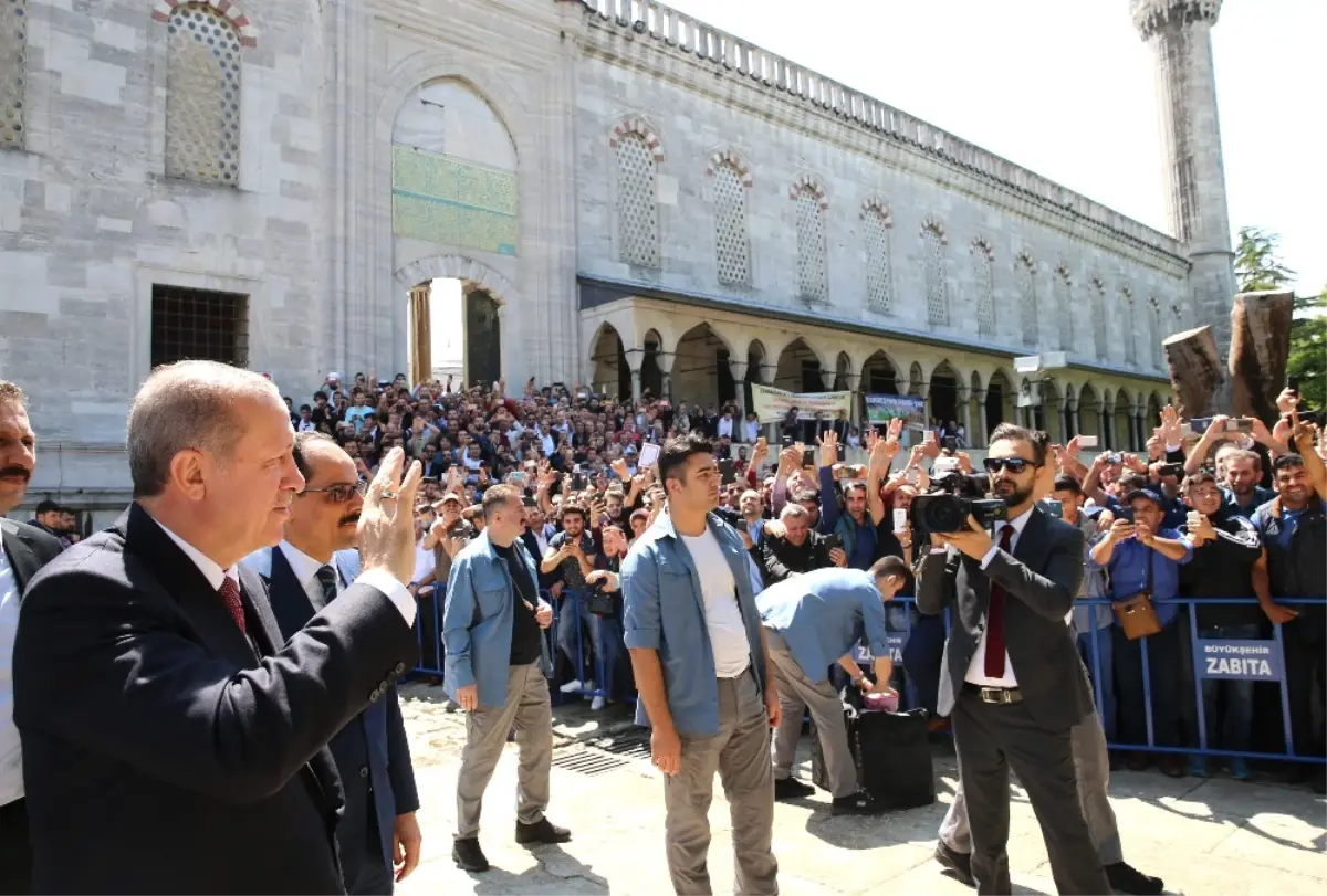 Cumhurbaşkanı Cuma Namazını Sultanahmet Camii\'nde Kıldı