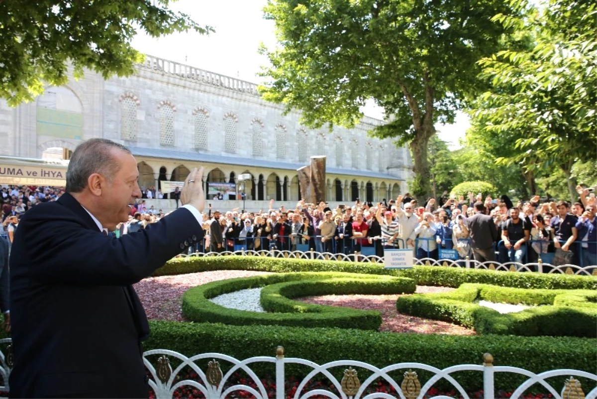 Cumhurbaşkanı Erdoğan, Cuma Namazını Sultanahmet Camii\'nde Kıldı