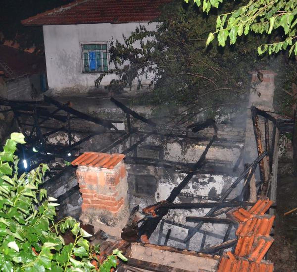 Denizli\'de Terk Edilen 2 Bina Gece Çıkan Yangında Kül Oldu