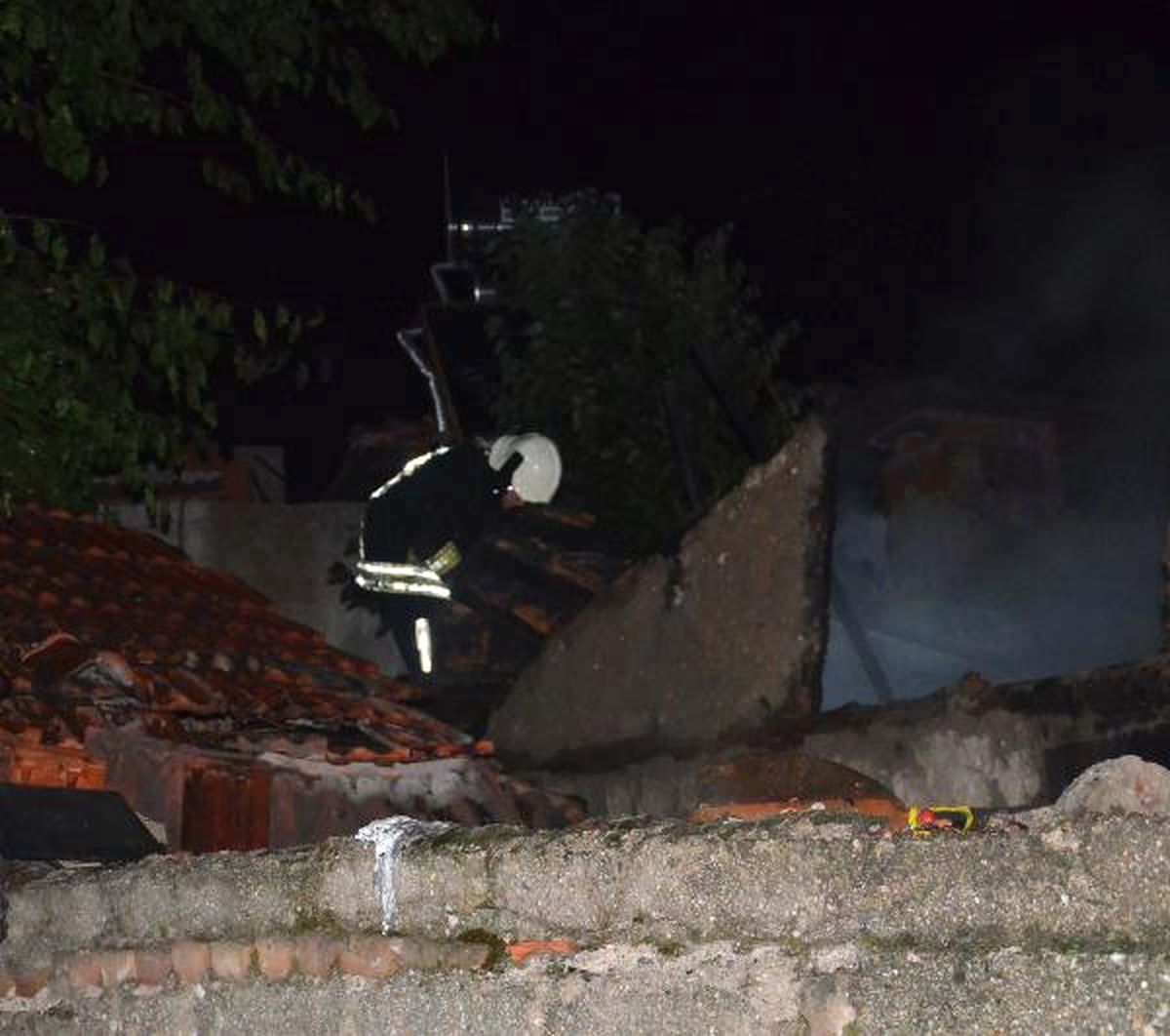 Denizli\'de Terk Edilen 2 Bina Gece Çıkan Yangında Kül Oldu