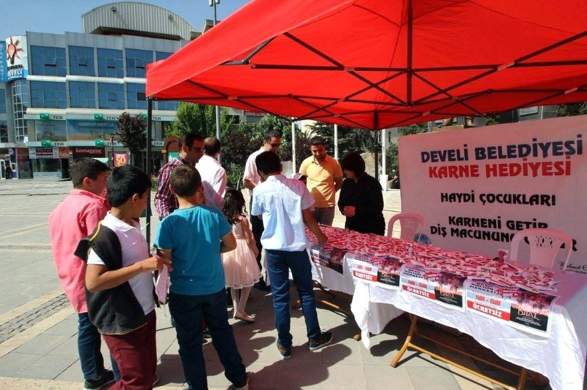 Develi Belediyesi Karne Hediyesi Dağıttı
