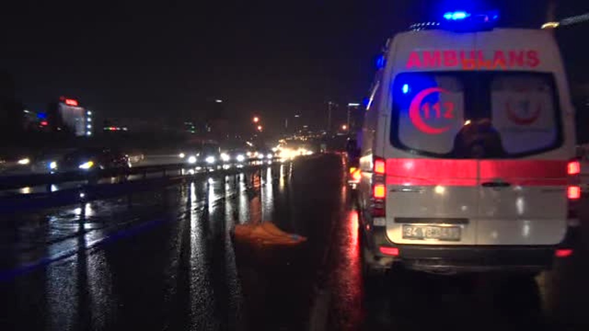 Dha İstanbul - Tem\'de Karşıya Yaya Olarak Geçmeye Çalışırken Otomobilin Çarptığı Suriyeli Çocuk Öldü