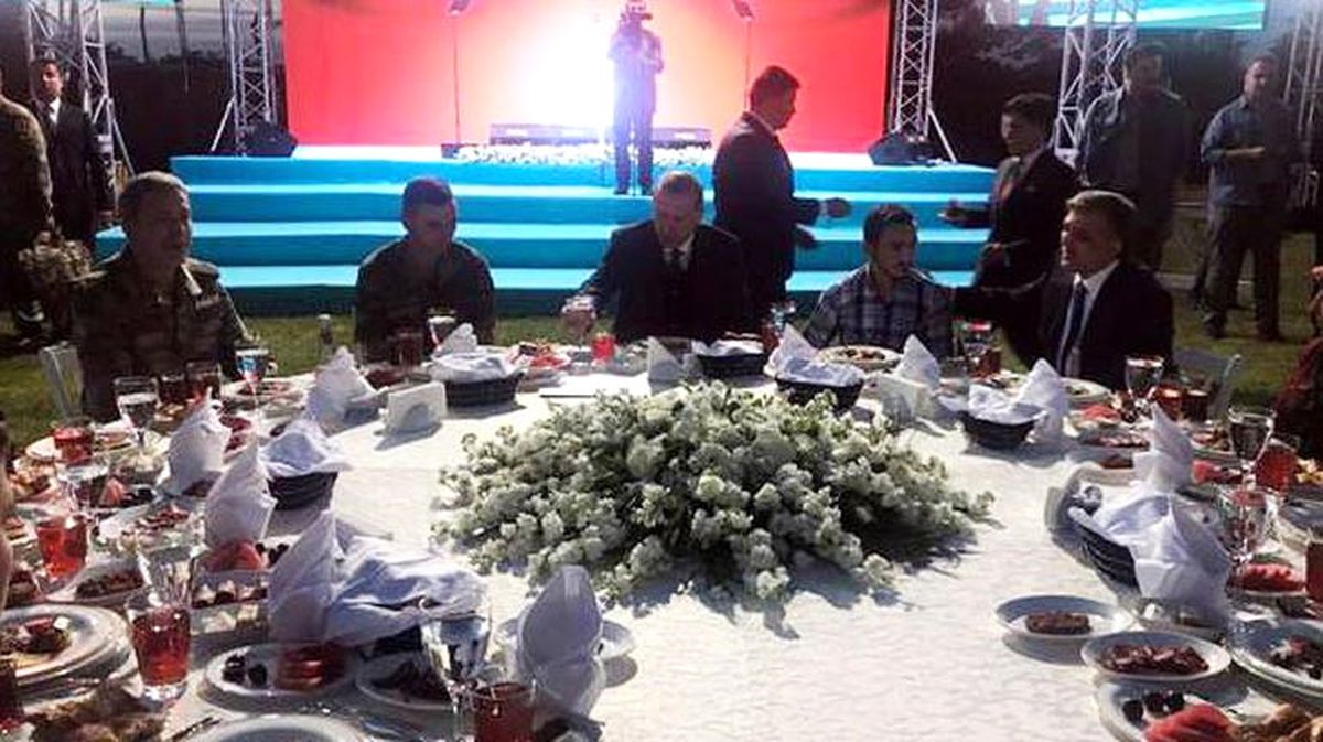 Erdoğan ve Gül Tugayda Birlikte İftar Yaptı (4)