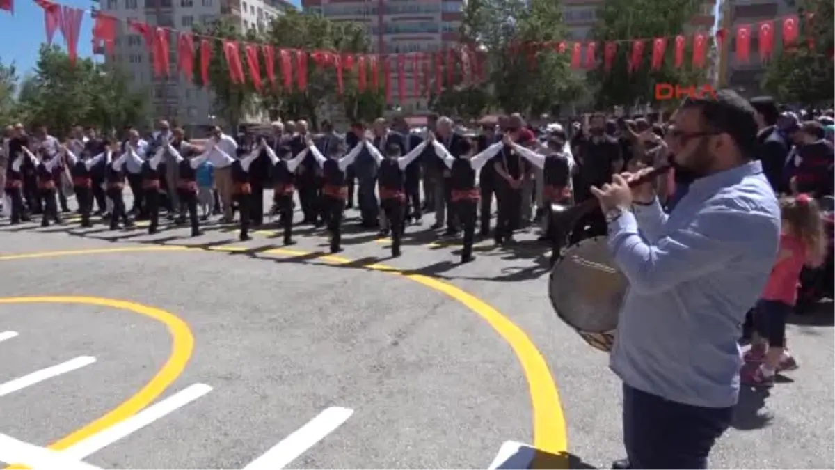 Erzurum Vali El Öpüp, Karne Dağıttı