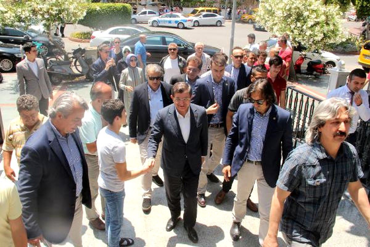 Eski Başbakan Davutoğlu Alanya\'da