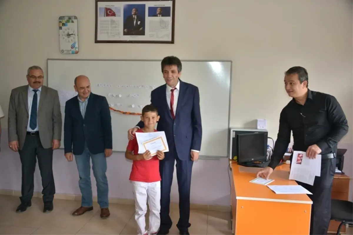 Gediz\'de 8 Bin 794 Öğrenci Karne Aldı