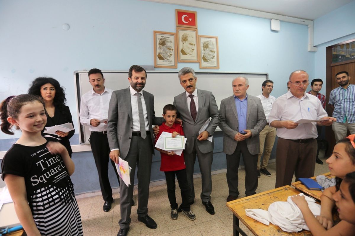 Gürsulu Öğrenciler Karnelerini Protokolün Elinden Aldı