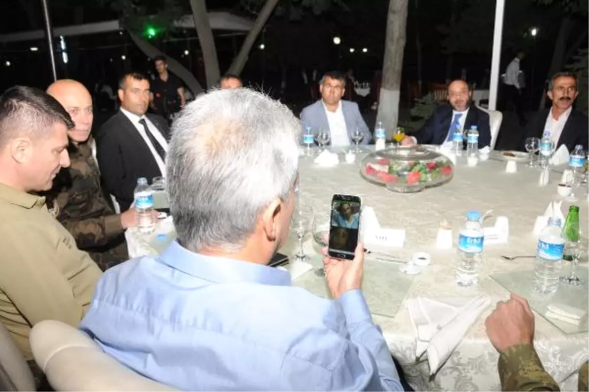 Hakkari\'de Güvenlik Korucuları İftarda Bir Araya Geldi