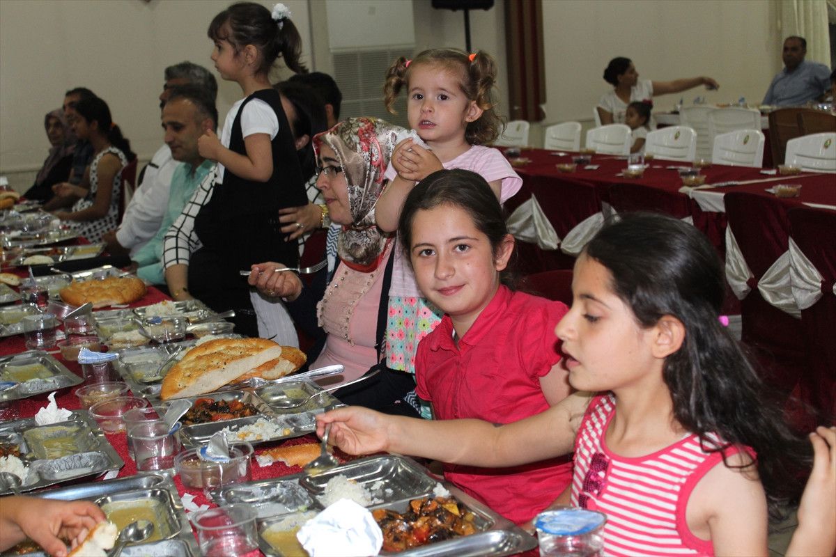 Hatay\'da Yetimlere İftar