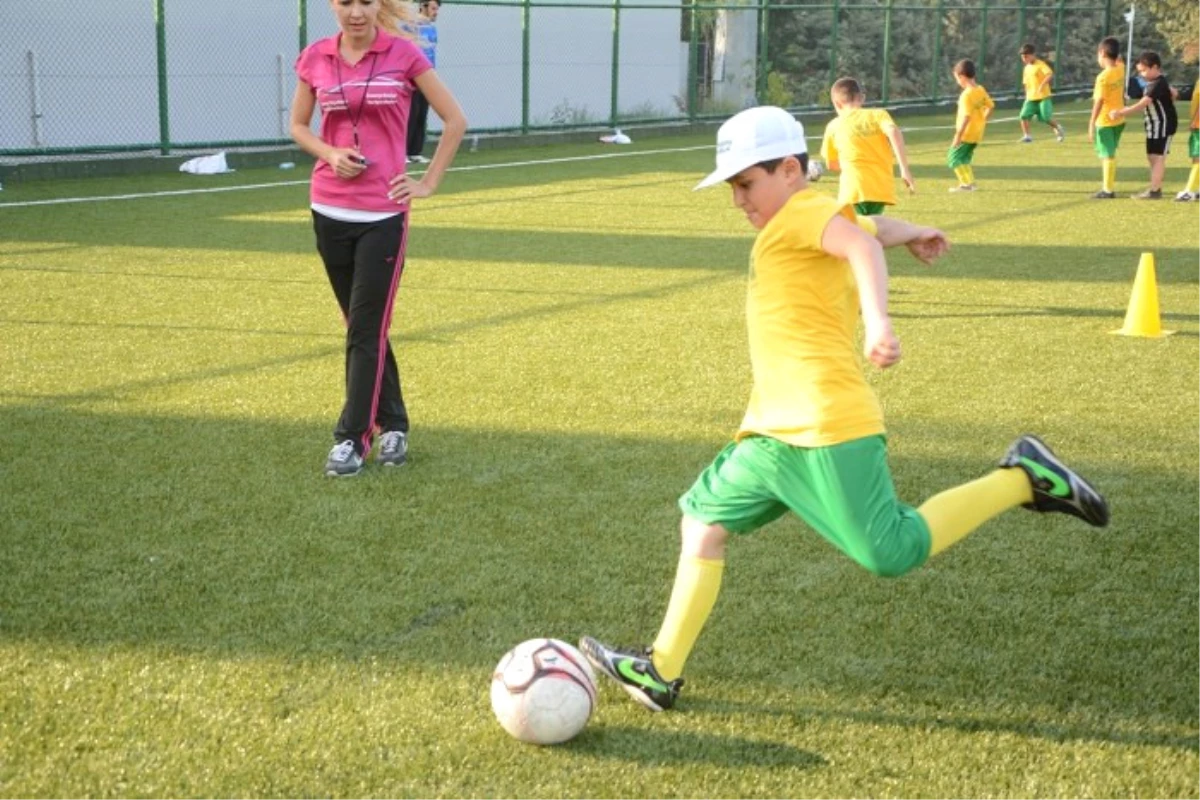 İstanbul Büyükşehir Belediyesi 17 İlçede Ücretsiz Yaz Spor Okulu Açıyor