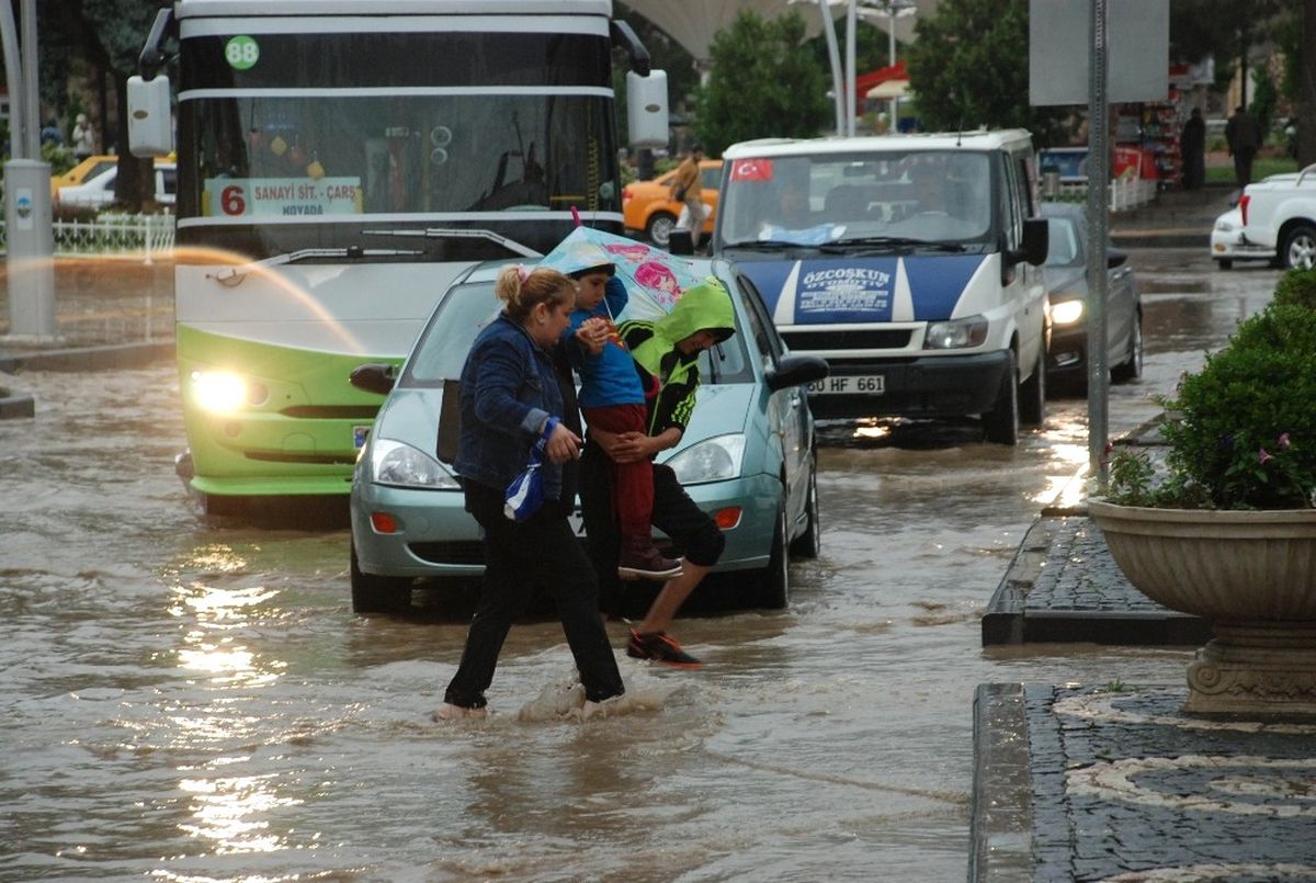 İstanbul\'da Sağanak Yağış Etkili Oluyor
