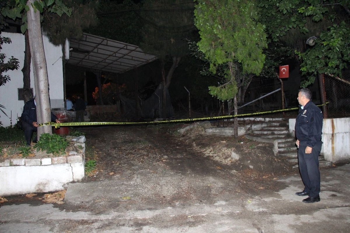 İzmir\'de Çatıdan Düşen Kişi Hayatını Kaybetti