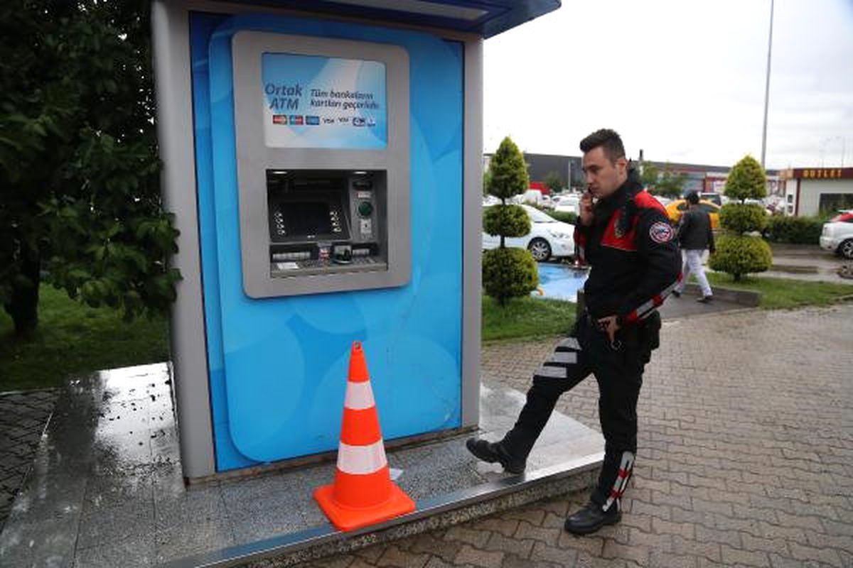 İzmit\'te Atm\'de Kart Kopyalama Düzeneği ve Kamera Bulundu