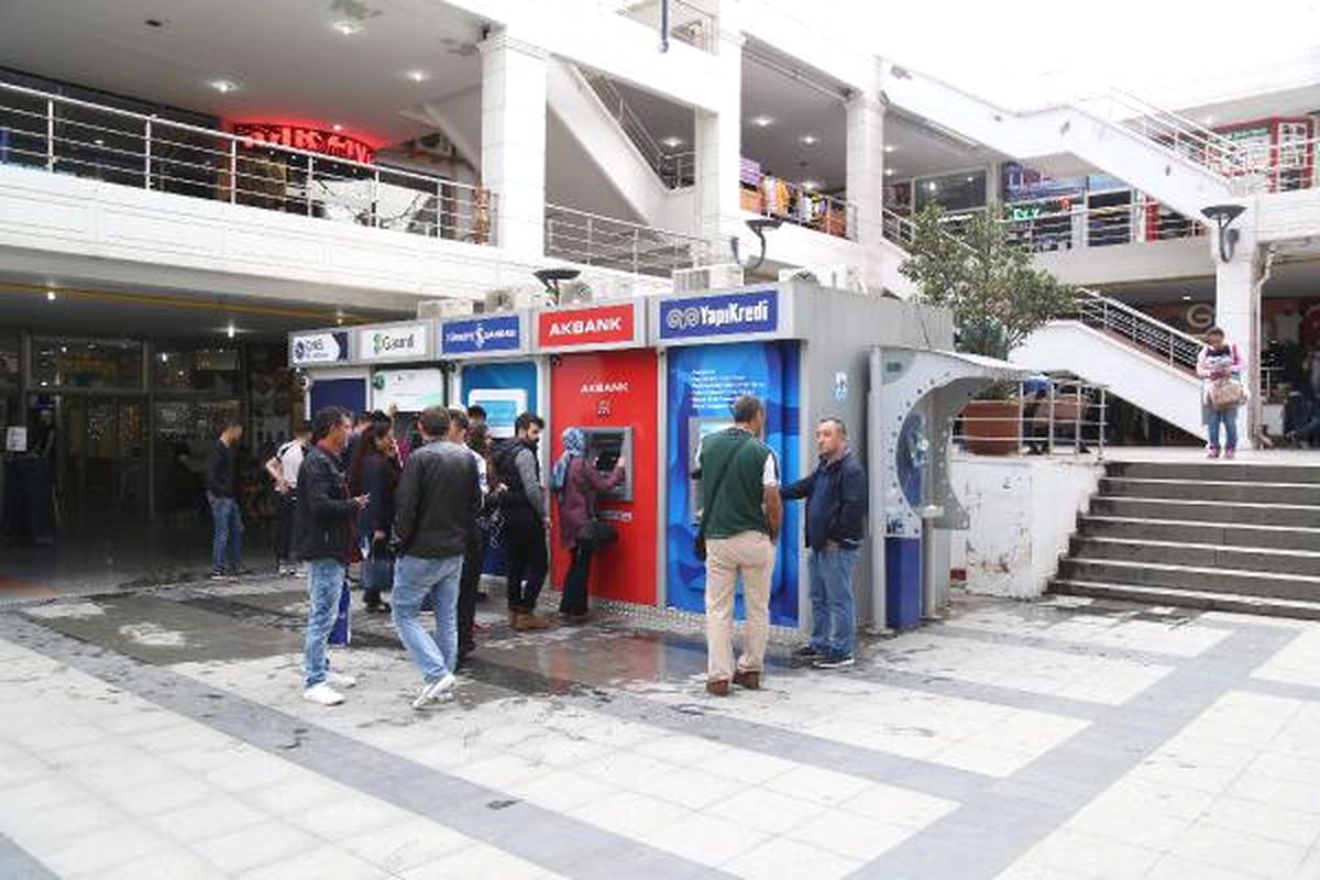 İzmit\'te Atm\'de Kart Kopyalama Düzeneği ve Kamera Bulundu (2)