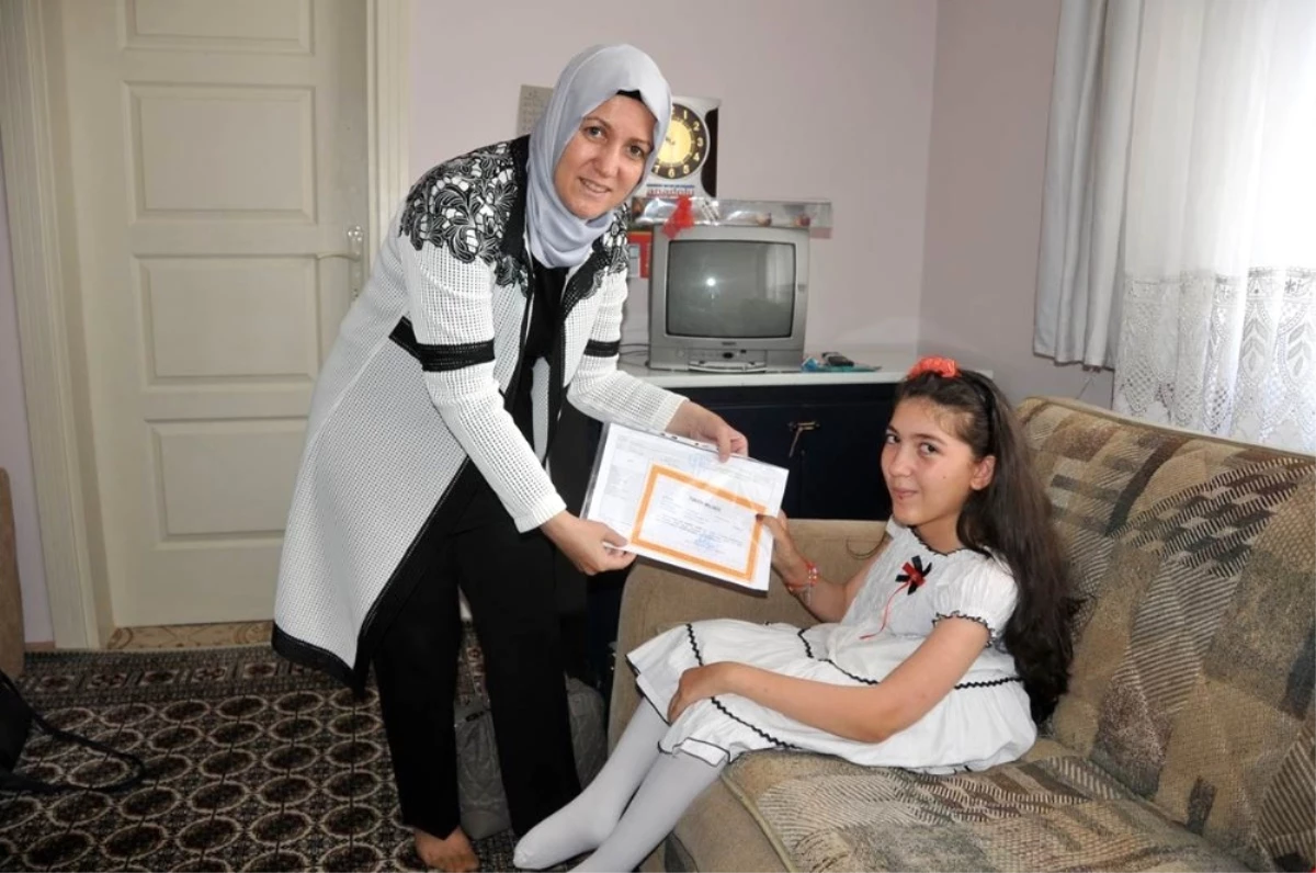 Karaman\'da Evde Eğitim Gören Öğrencilere Karneleri Verildi