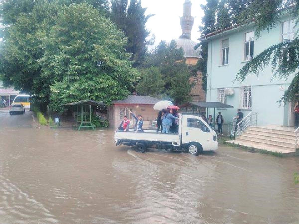 Karne Günü Okulun Önü Göle Dönünce, Öğrerenciler Araçla Tahliye Edildi