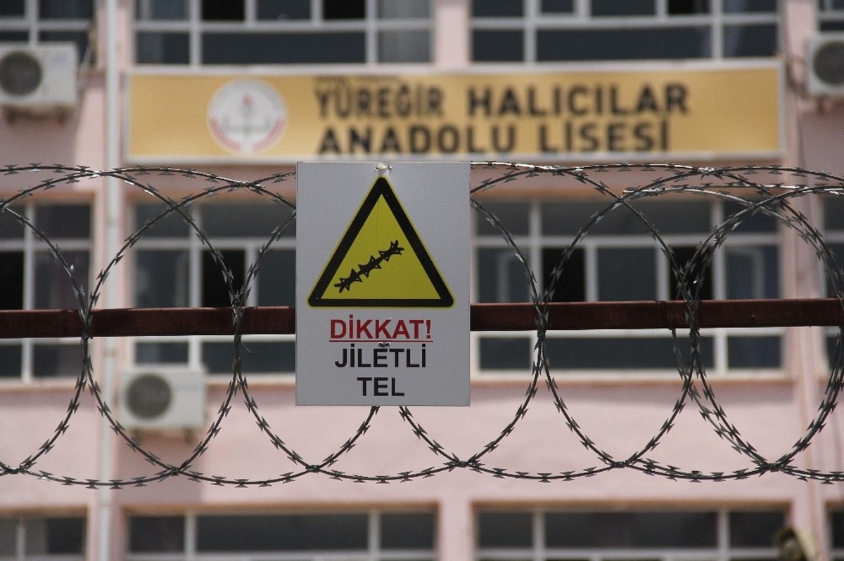 Karne Töreni Çıkışında Öğrenci Kavgası: 3 Yaralı