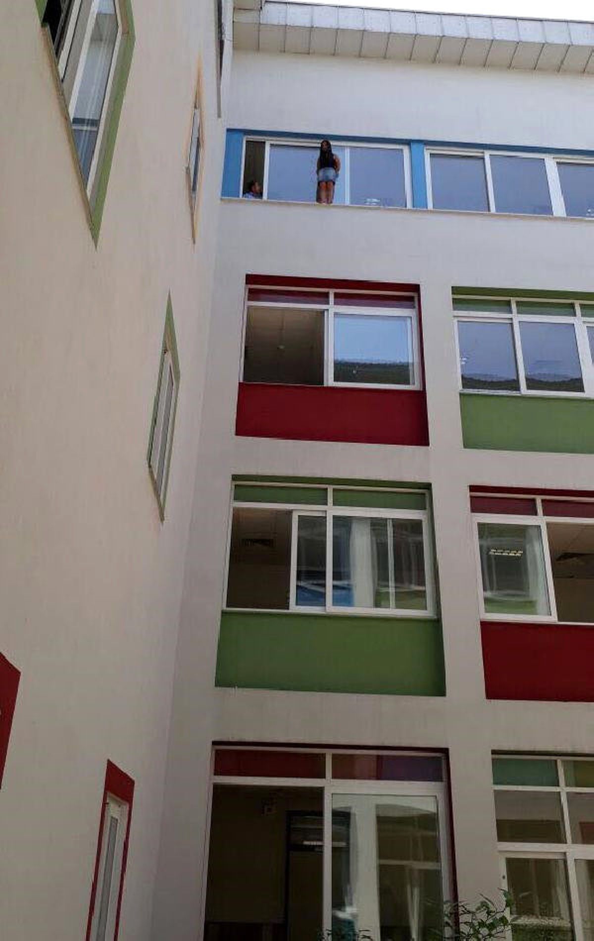 Karnesinde Zayıf Olan Kız Öğrenci Okulda İntihara Kalkıştı