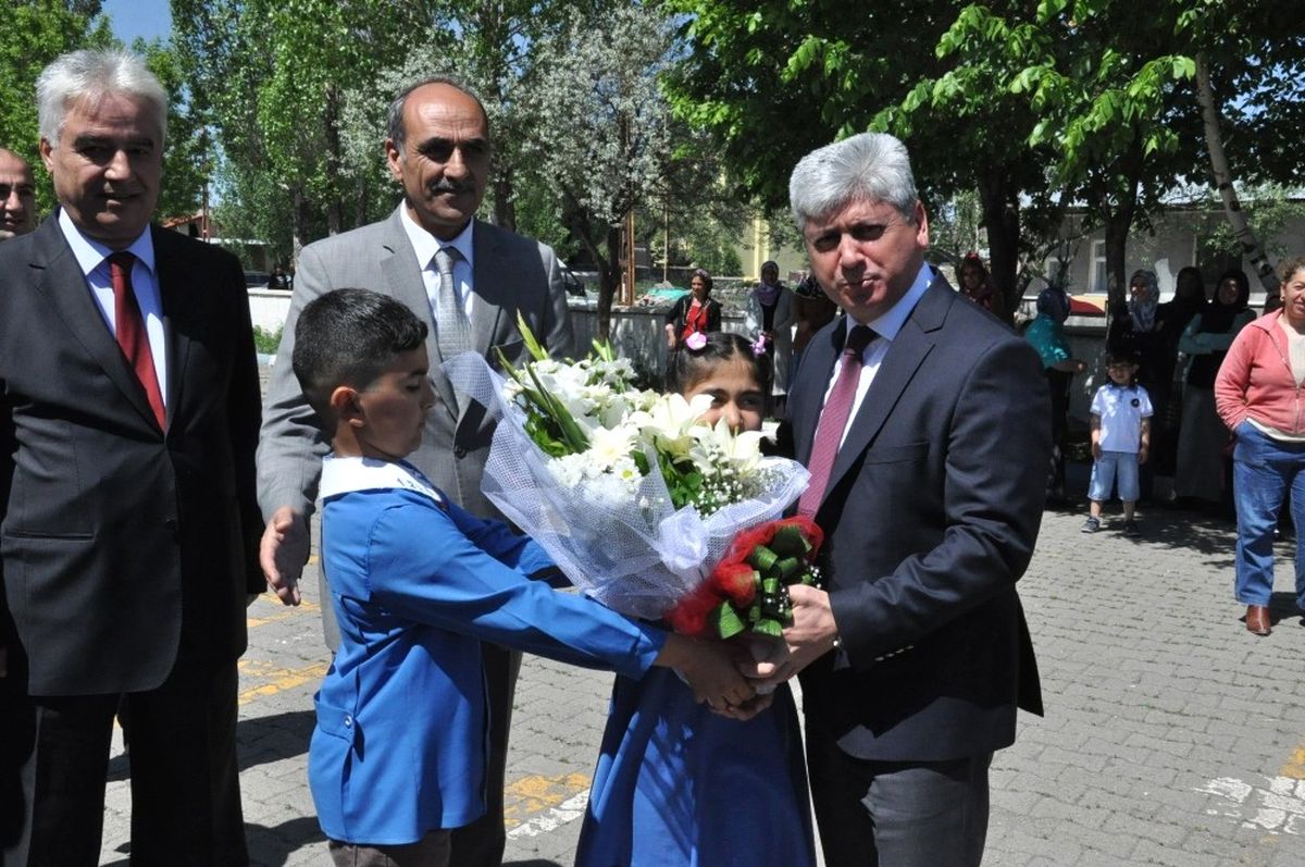 Kars\'ta 66 Bin Öğrenci Karnelerini Alarak Yaz Tatiline Girdi