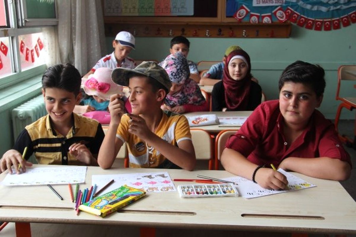 Kayseri\'de Suriyeli Çocuklarda İlk Kez Karne Sevinci Yaşadı