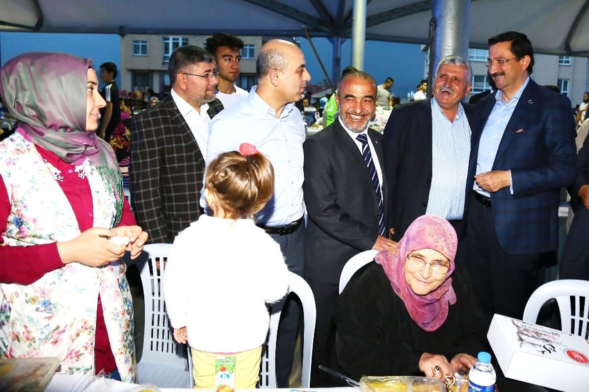 Keçiören Belediyesi Bademlik\'te Ramazan Sofrası Kurdu