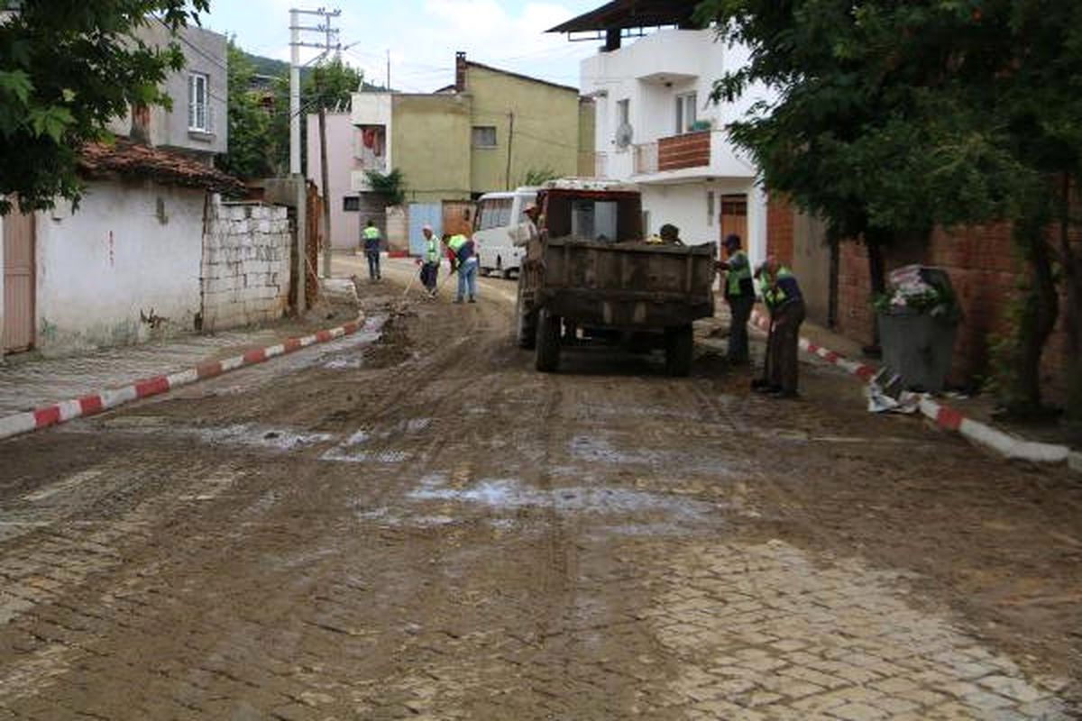 Kınık\'ı Sağanak Vurdu