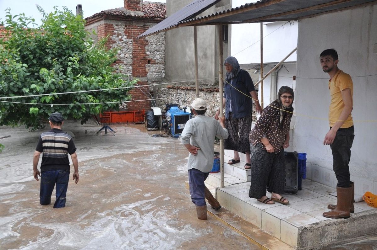 Kırkağaç\'ta Sel Hayatı Felç Etti