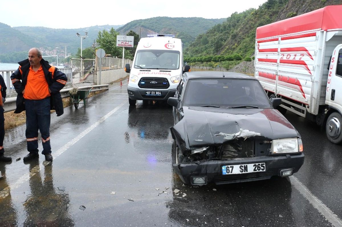 Kırmızı Işıktaki Araca Arkadan Çarptı