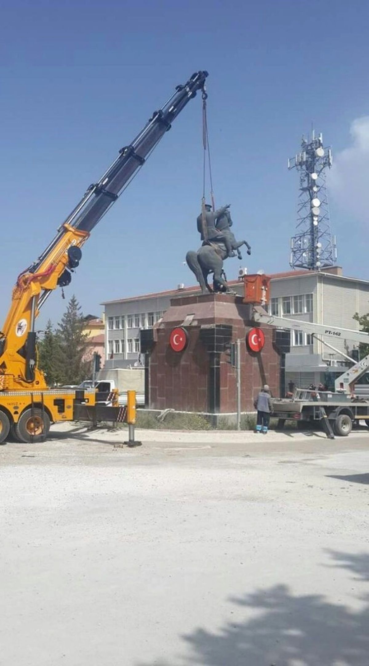 Kırşehir\'de Belediye Kavşağında Bulunan Atatürk Heykeli Cacabey Meydanına Taşınıyor