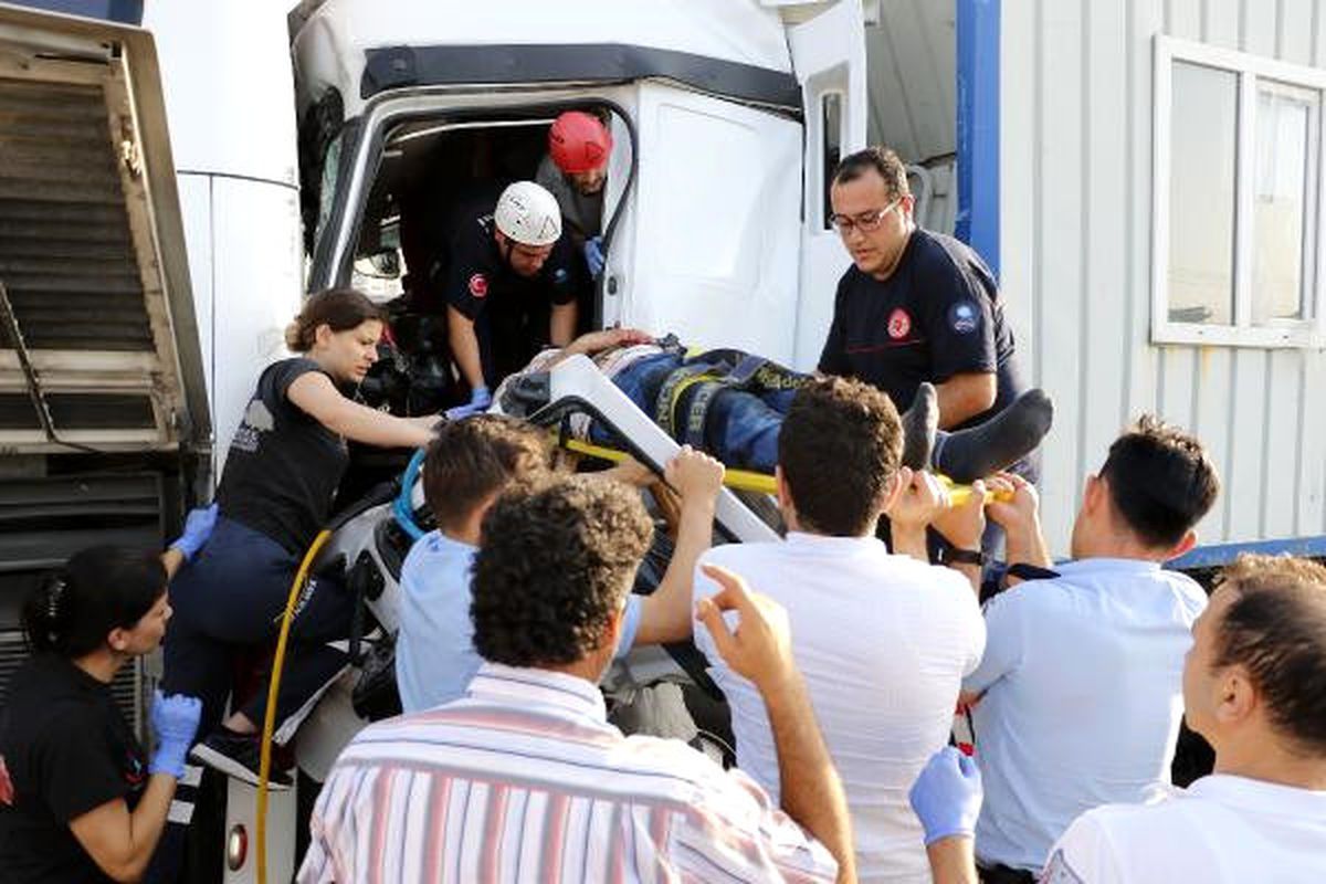 Konteyner Yüklü TIR\'ın, Tur Otobüsüne Çarpması Sonucu 4\'ü Turist 7 Kişi Yaralandı
