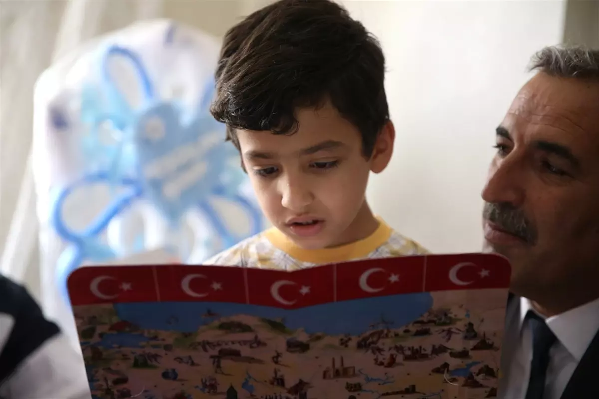 Lösemi Hastası Küçük Mustafa\'nın Karne Sevinci