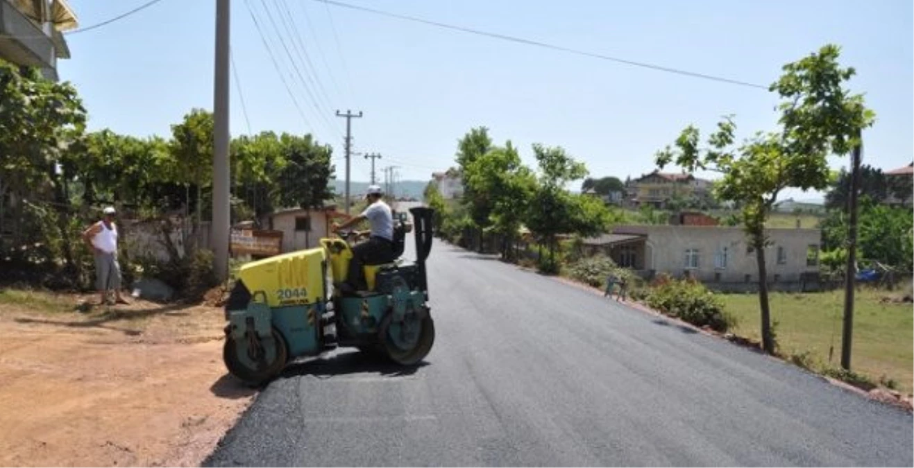 Mahalle Yolları Sıcak Asfaltla Yenileniyor