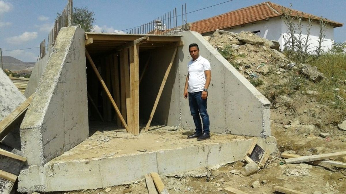Maski Dört Bir Yanda Menfez İmal Ediyor