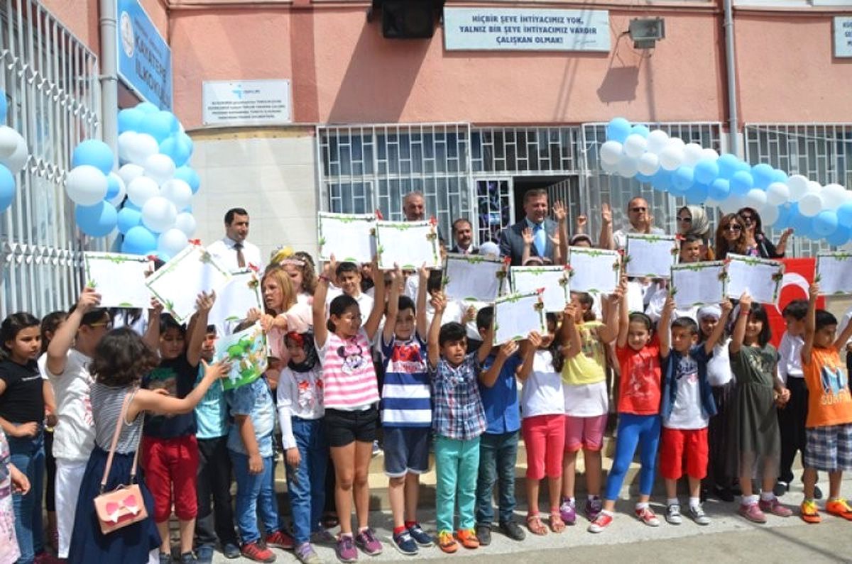 Mersin\'de 375 Bin Öğrenci Karne Heyecanı Yaşadı