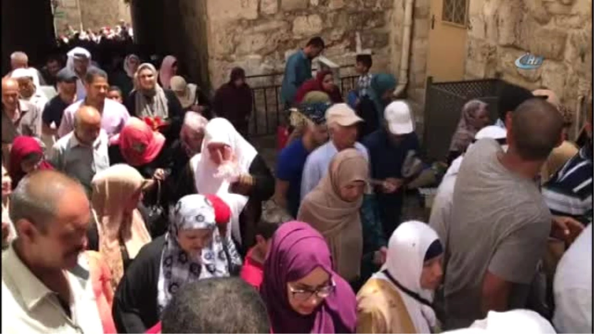 Mescidi Aksa\'da Cuma Coşkusu- Yüz Binlerce Müslüman Ramazan Ayında Kudüs\'teki Kutsal Mabet Mescid-i...
