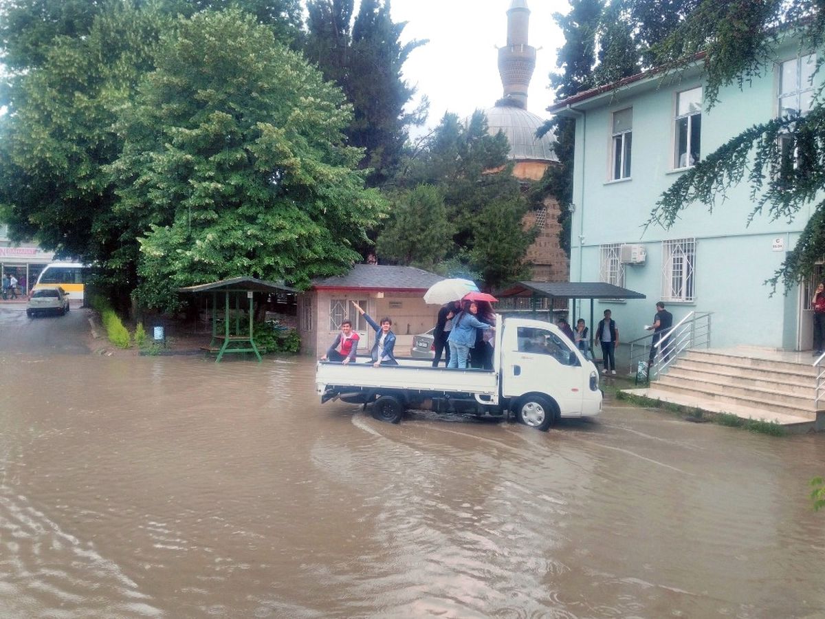 Öğrenciler Karne Almak İçin Okul Binasına Kamyonetle Taşındı