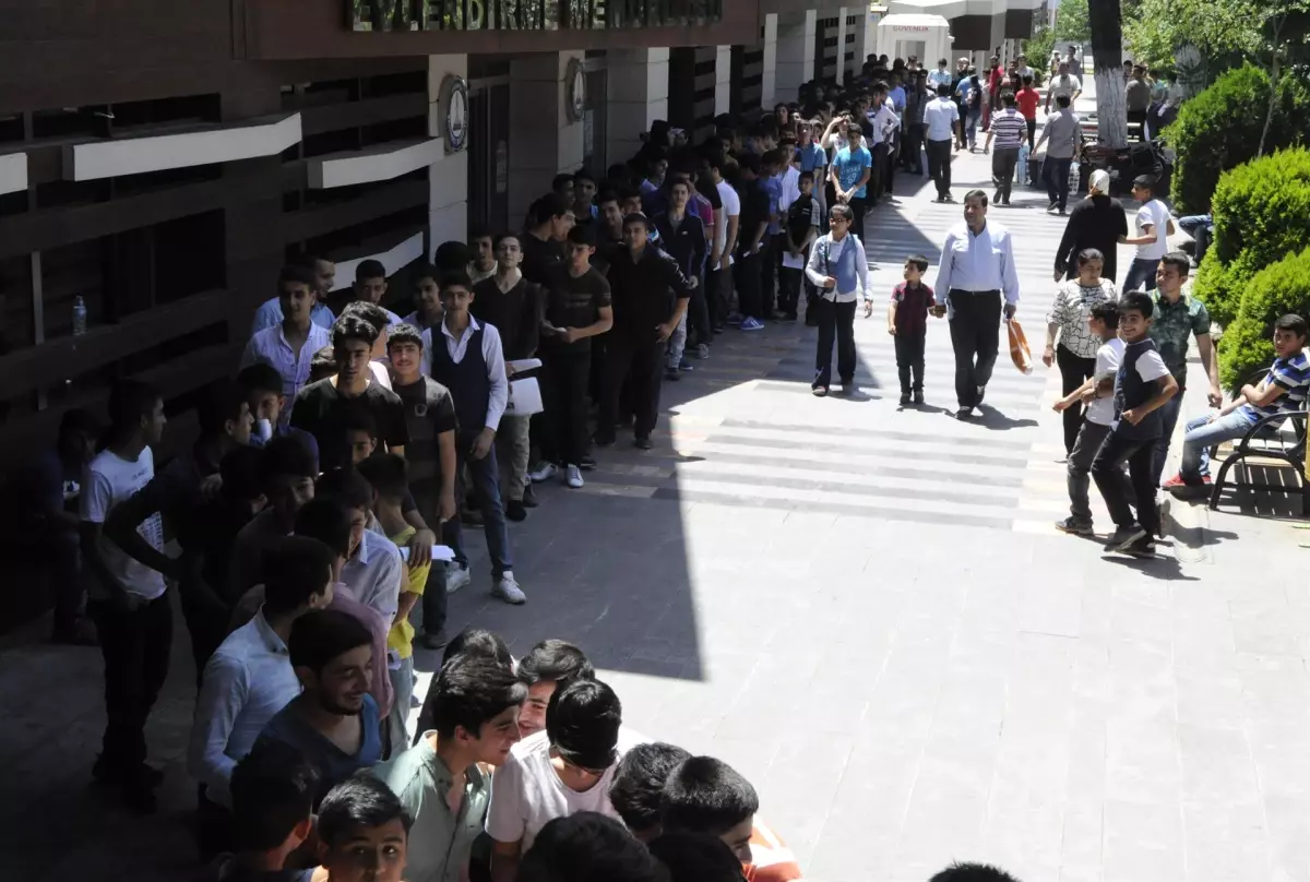 Karnesini Alan Öğrenciler Hediyelerini Almak İçin Kuyruğa Girdi