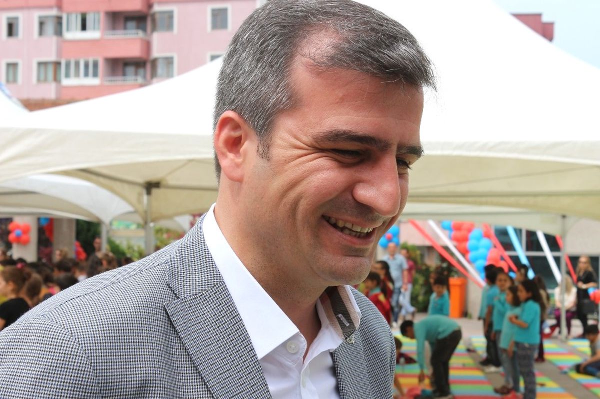Öğrencilere Mezuniyet Hediyeleri Başkan Cüneyt Yemenici\'den
