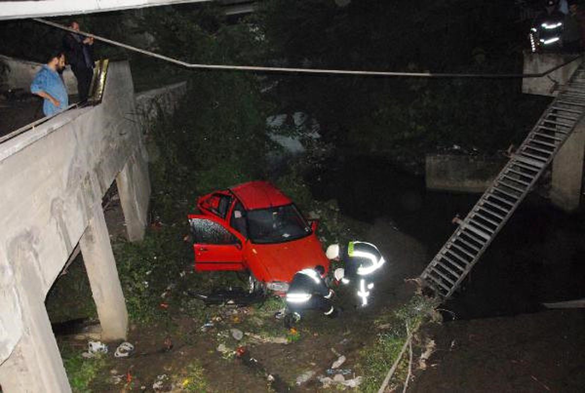 Otomobil Dereye Uçtu: 5 Yaralı