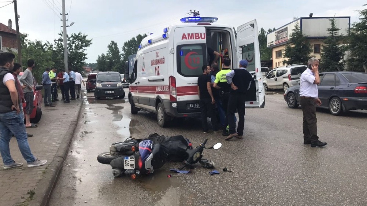 Otomobil ile Motosiklet Kafa Kafaya Girdi
