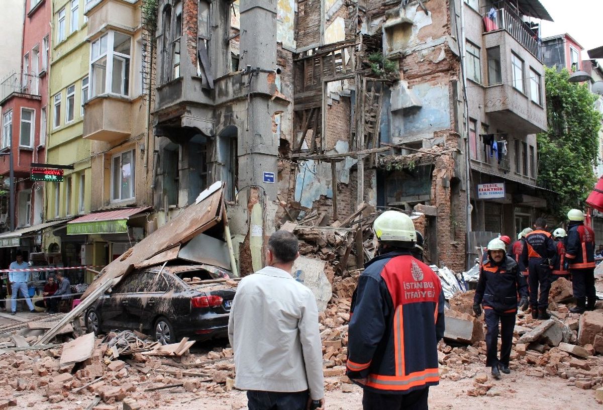 Sattığı Suları Kontrol Etti, Enkaz Altından Kalmaktan Kurtuldu