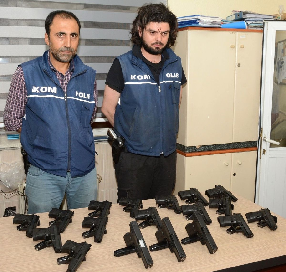PKK\'nın Silah Taşıyıcısı 18 Tabancayla Aksaray\'da Yakalandı