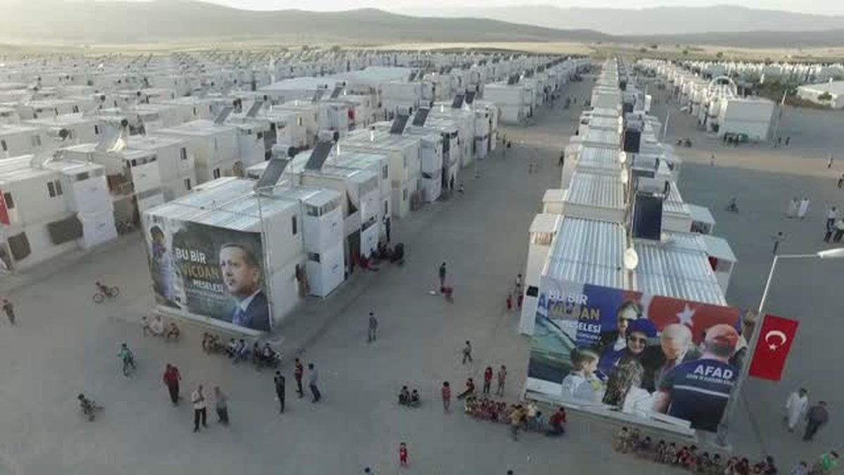 Protokole Suriyelileri Oturtup 25 Bin Kişiye İftar Verdiler