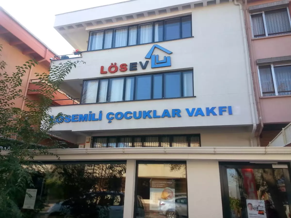 Sadece Lösemiyle Değil Dolandırıcılarla da Mücadele Ediyorlar