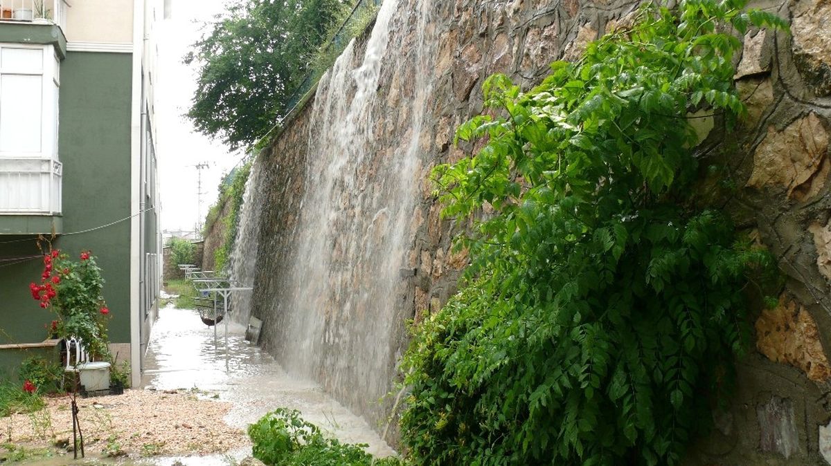 Sağanak Yağış Yüzünden 5 Gün İçinde 3\'üncü Kez Aynı Evi Su Bastı